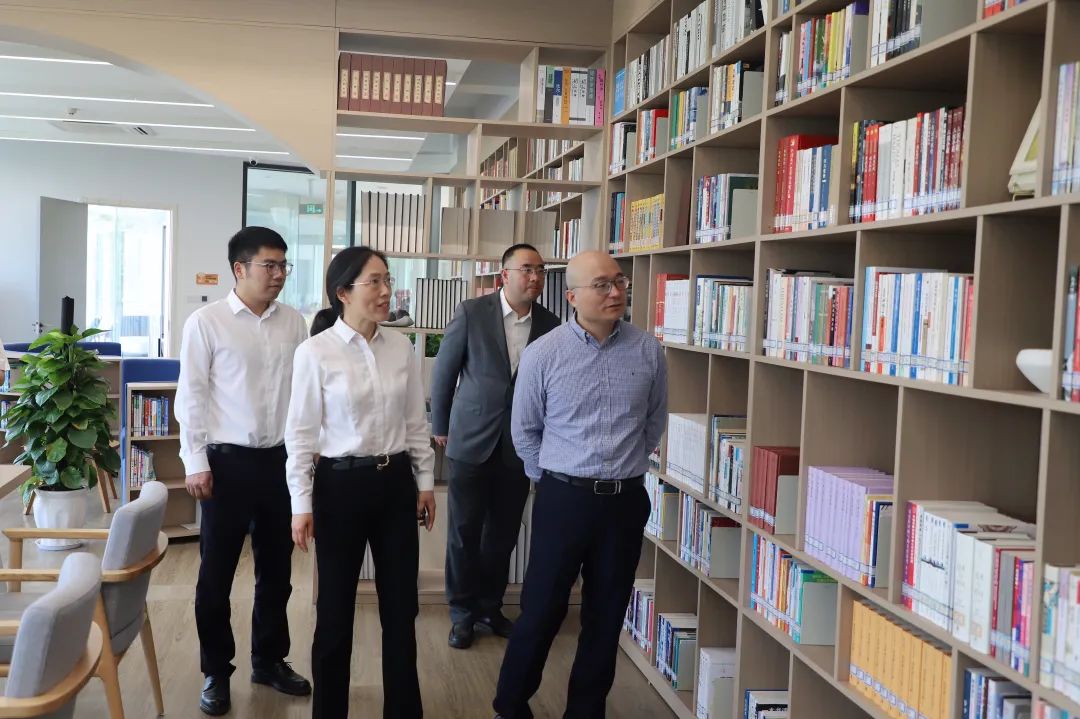 浙江省圖書館館長胡海榮一行到空港城市書房調(diào)研